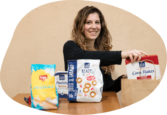 Ragazza con prodotti senza glutine e senza lattosio